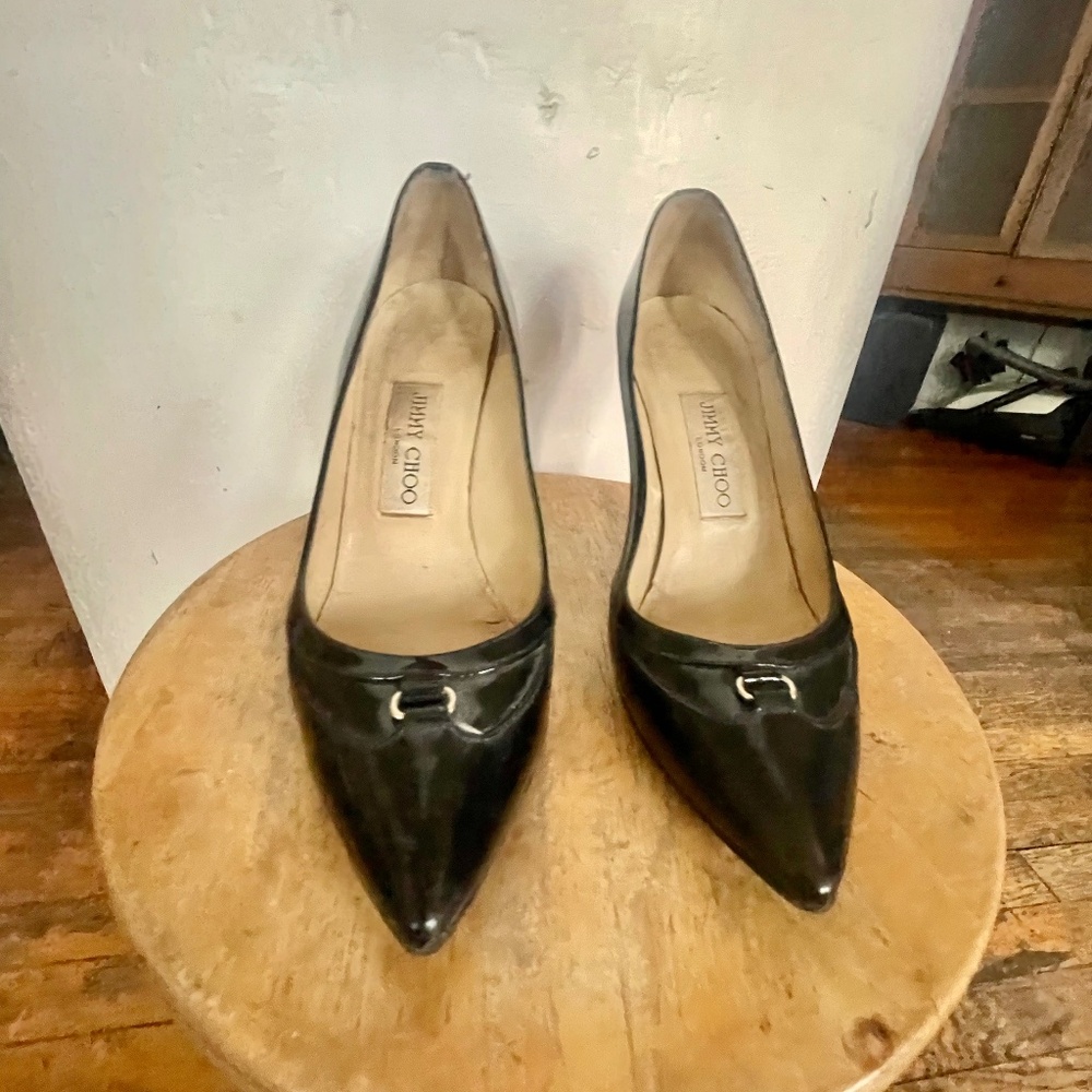 JIMMY CHOO BLACK POINTY PATENY LEATHER HEELS